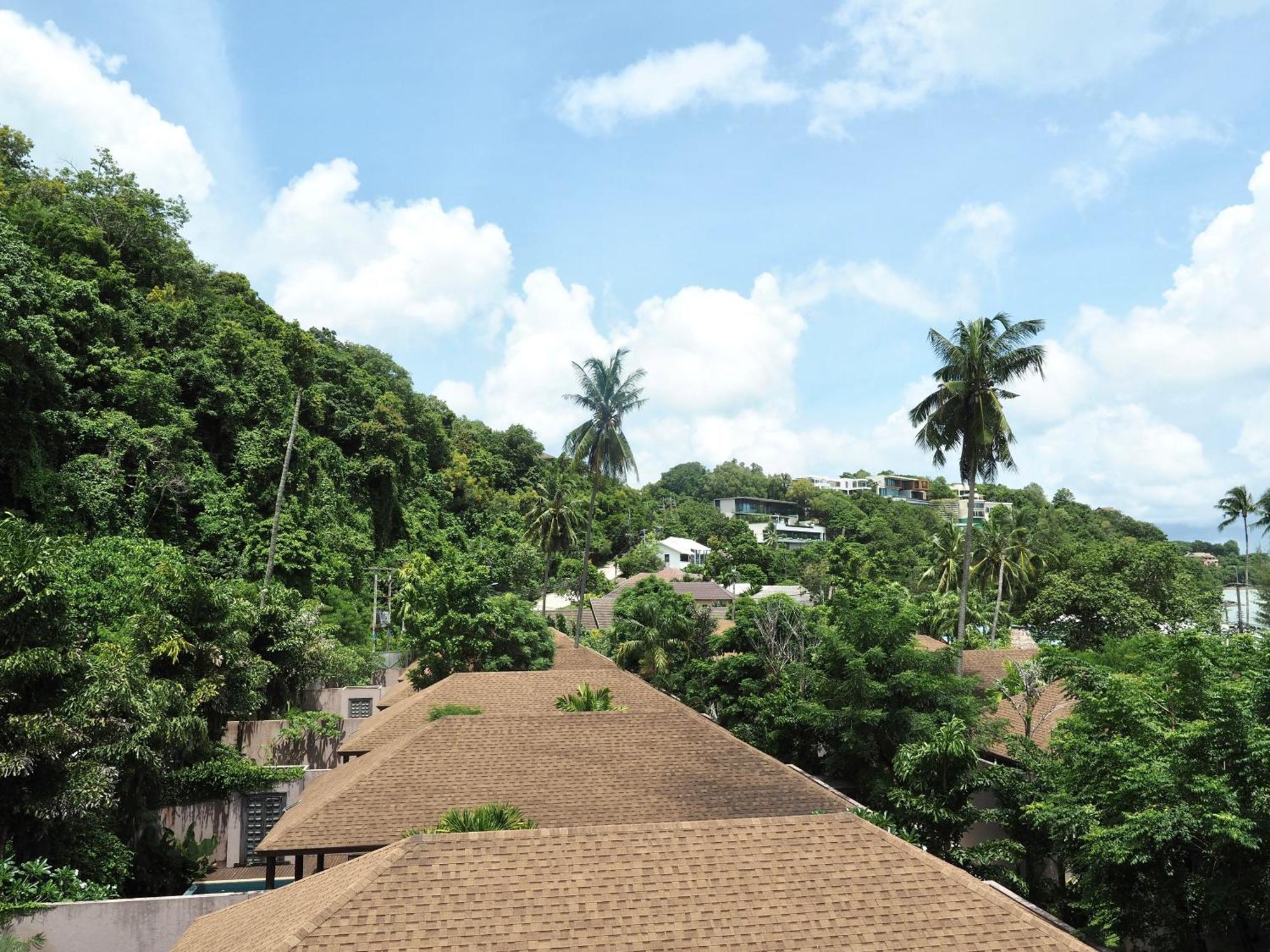 Panwaburi Beachfront Resort - Sha Extra Plus Esterno foto View of the roofs of the houses in the village